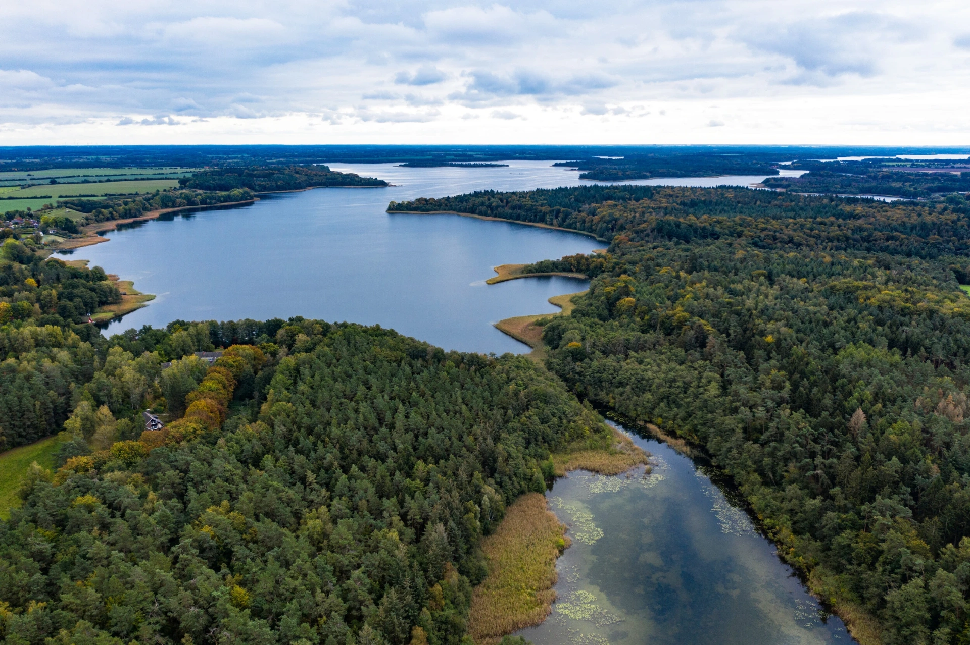 Luftbild des Schaalsees mit Buchten, Wäldern und Wiesen des UNESCO-Biosphärenreservats